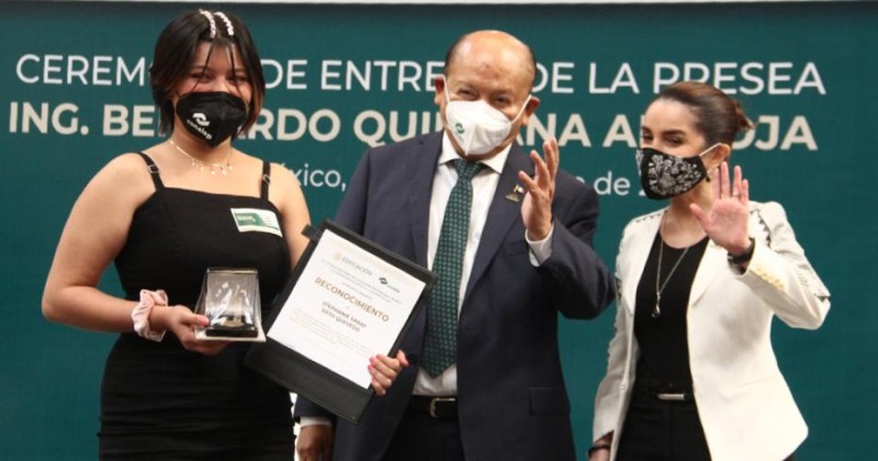 Alumna de Conalep Morelos recibe medalla ICA por excelencia académica