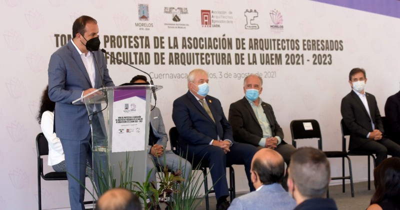 Atestigua Cuauhtémoc Blanco toma de protesta de la Asociación de Egresados de la Facultad de Arquitectura