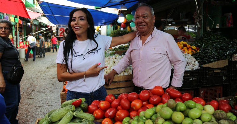 Acompaña Sandra Anaya a locatarios del Mercado Adolfo López Mateos en celebración por el Día del Comerciante