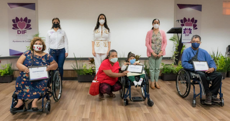 Entrega DIF Morelos sillas de ruedas a morelenses con discapacidad