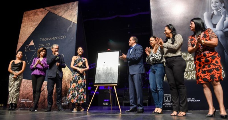 Devela Cuauhtémoc Blanco junto con la reconocida actriz y cantante, Bianca Marroquín, placa conmemorativa al quinto Aniversario del Centro Cultural Teopanzolco 