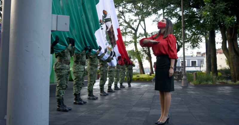 Preside Mónica Boggio ceremonia cívica de Izamiento de Bandera
