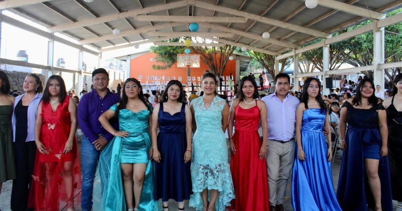 Presentan alumnos del CECyTE Morelos pasarela de modas 