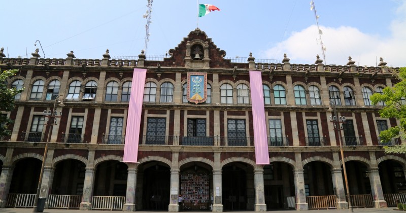 Viste Secretaría de Administración de color rosa la fachada de Palacio para sensibilizar sobre el cáncer de mama