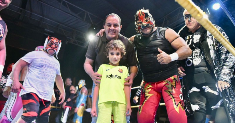 En un ambiente familiar, Cuauhtémoc Blanco presenció función de lucha libre como parte de festival Miquixtli 2022