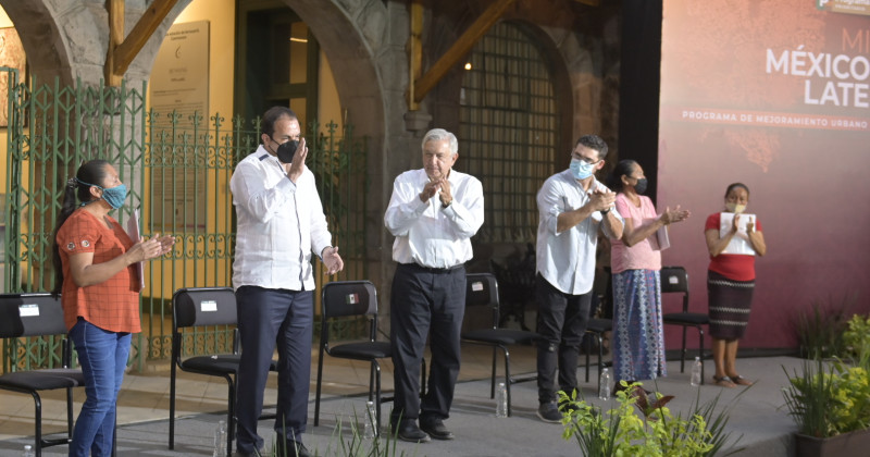 Entregan el Presidente y el Gobernador escrituras a familias de Patios de la Estación, de Cuernavaca