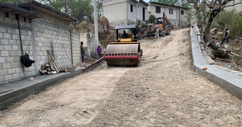 Avanzan trabajos de pavimentación en vialidad de Cuentepec, perteneciente a Temixco