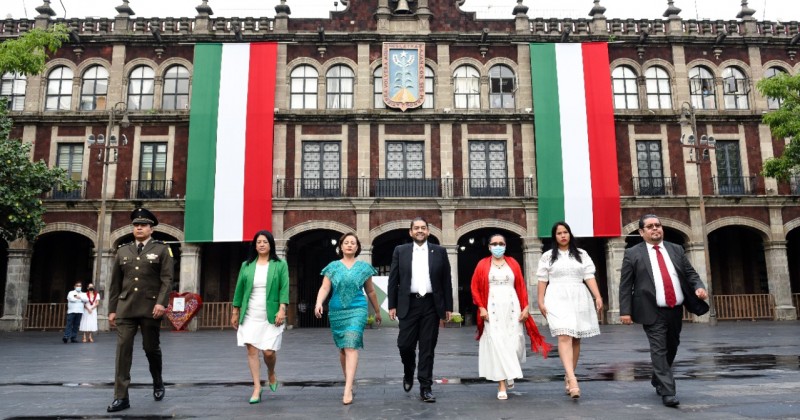 Conmemoran CCXII Aniversario de la Independencia de México Secretarías de Obras Públicas y Contraloría en ceremonia cívica de izamiento de bandera