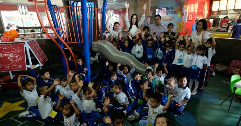 Convive Natalia Rezende con alumnos del Jardín de Niños Carmen Oliveros, de Amatitlán 