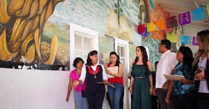 Entrega Natalia Rezende donativos para remodelar el Internado Palmira