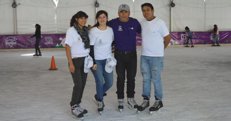 Disfrutan más de 40 mil personas de la pista de hielo en Cuernavaca