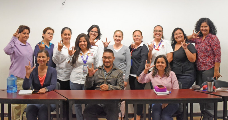 Otorga Upemor curso de lengua de señas mexicanas  