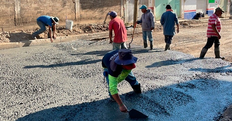 Continúan trabajos de pavimentación en la avenida Camino Antiguo a Tepoztlán de la colonia Universo de Cuernavaca