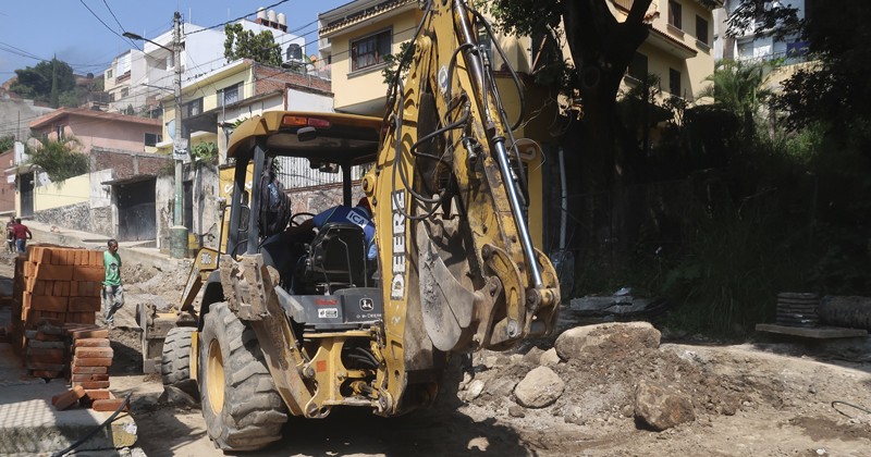 Continúan trabajos de pavimentación en calle Cerezos de Cuernavaca