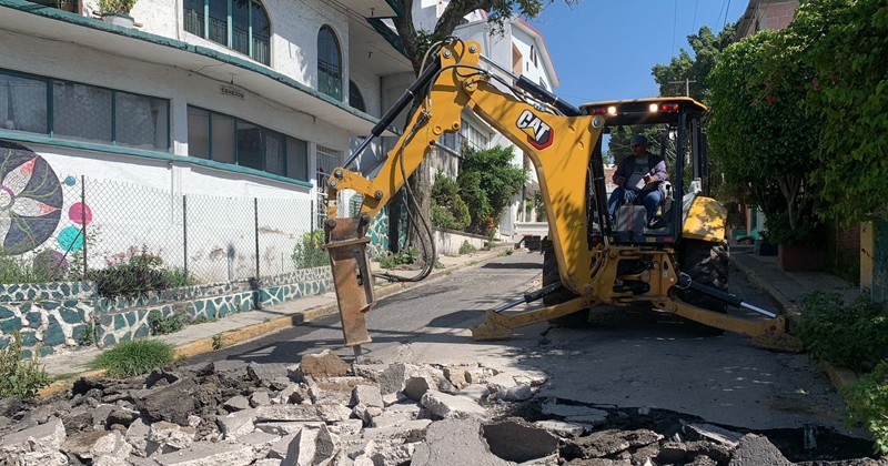 Continúan trabajos de pavimentación en la calle Cerezos de Cuernavaca