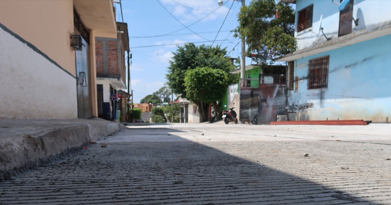 Avanzan trabajos de pavimentación en calle Clavel de la colonia Antonio Barona