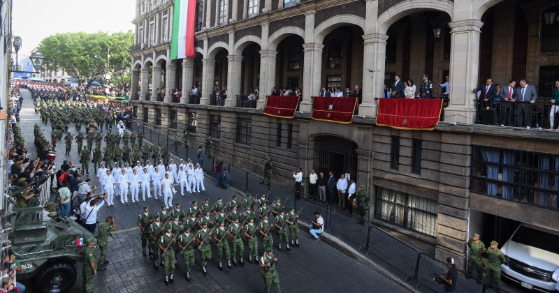 Familias disfrutan Desfile Cívico-Militar en el primer cuadro de Cuernavaca