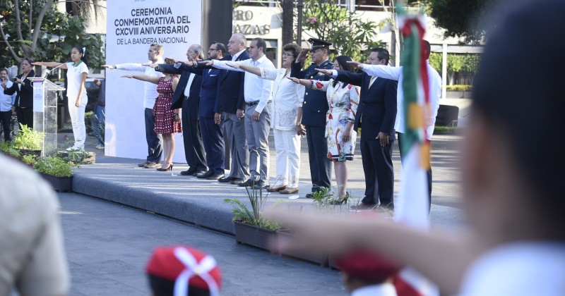 Encabeza Cuauhtémoc Blanco ceremonia del Día de la Bandera