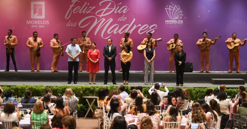 Reconoce Cuauhtémoc Blanco labor de madres trabajadoras del Poder Ejecutivo