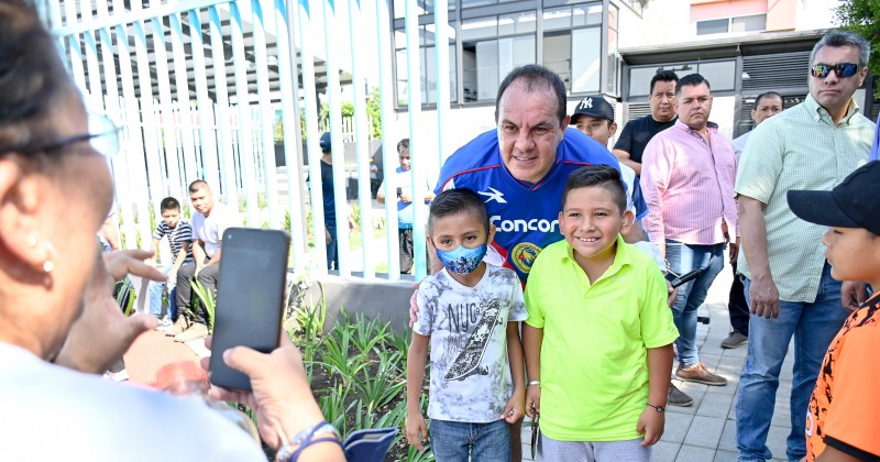 Convive el Gobernador Cuauhtémoc Blanco con jóvenes de La Lagunilla