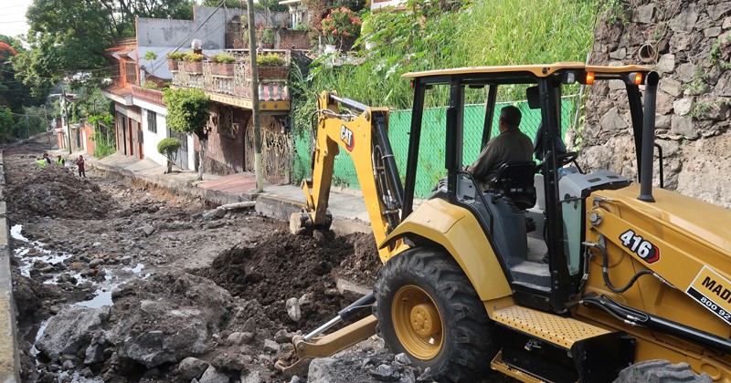 Reanudan trabajos de pavimentación en calle Cerezos de Cuernavaca