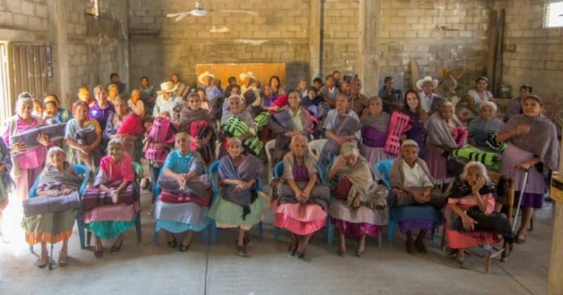 Entrega DIF Morelos apoyos a adultos mayores en Temixco