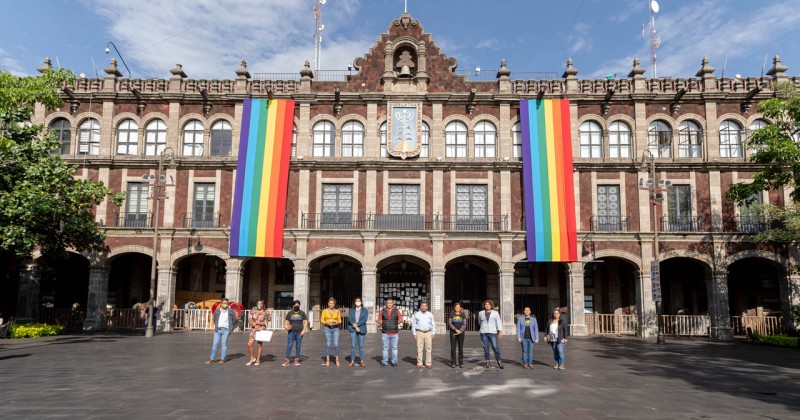 Se pinta de colores Palacio de Gobierno por mes del orgullo LGBT+