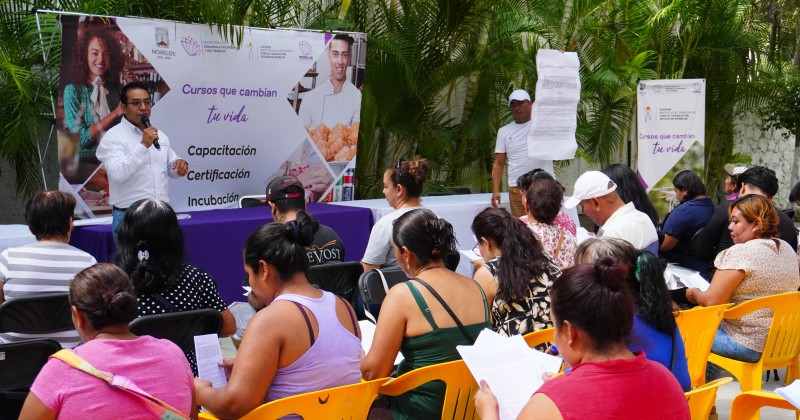 Mujeres y Hombres de 10 firman convenios en Puente de Ixtla 