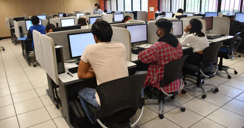 Más de dos mil aspirantes realizan examen de admisión para ingresar a la UTEZ