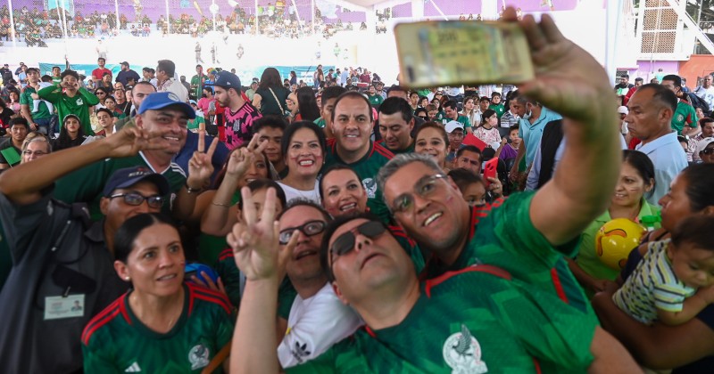 Disfrutan familias morelenses en compañía del Gobernador Cuauhtémoc Blanco transmisión de partido mundialista México vs Argentina