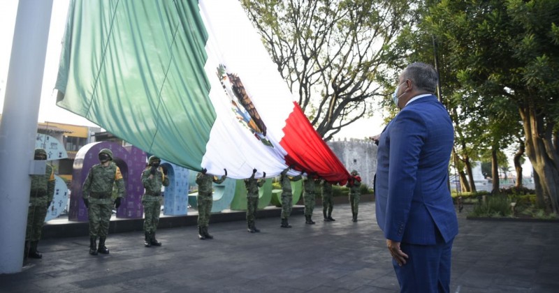 Encabeza Osiris Pasos ceremonia cívica de Izamiento de la Bandera Nacional