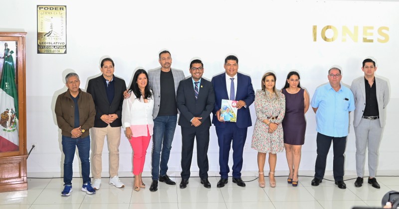 Entrega secretario de Hacienda Quinto Informe de Gobierno de Cuauhtémoc Blanco Bravo al Congreso de Morelos