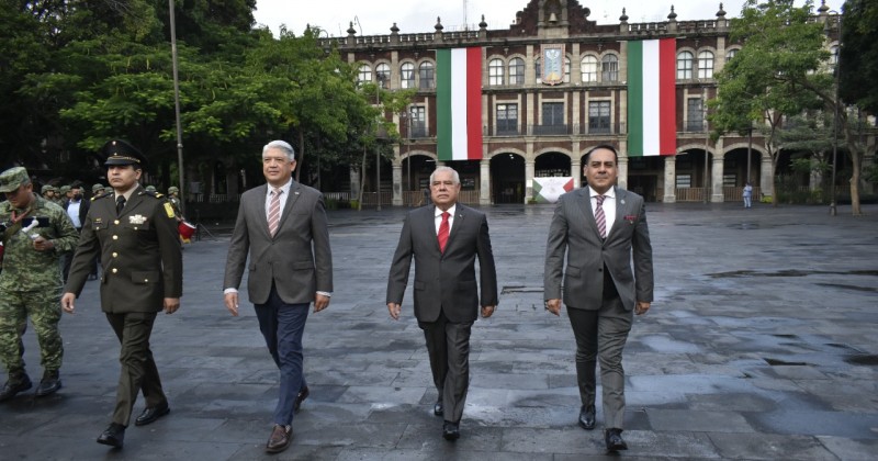 Venera CES a lábaro patrio por el CCXII aniversario de la Independencia de México