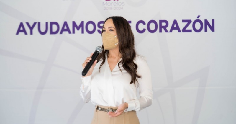 Premia Natália Rezende a ganadores de concurso promovido por DIF Morelos