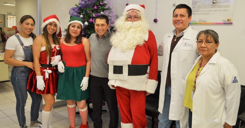 Sorprende llegada de Santa a pacientes del Hospital de Cuernavaca 