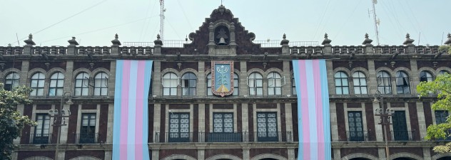 Se colocan en Palacio de Gobierno banderas alusivas al Día Internacional de la Visibilidad Trans