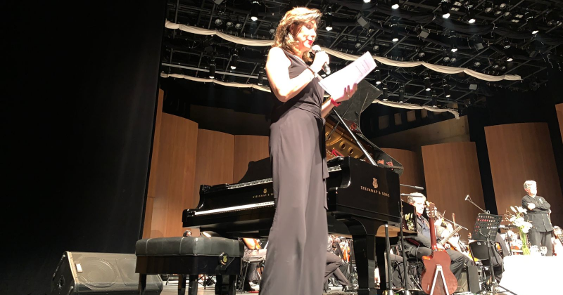 Asiste Cecilia Rodríguez como invitada de honor al concierto de la orquesta filarmónica “Estación Benning”