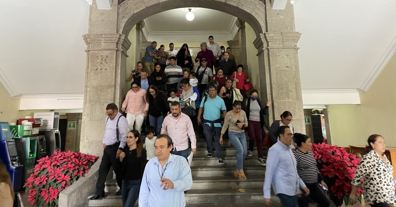 Debido a sismo en Puebla, servidores públicos evacúan Palacio de Gobierno