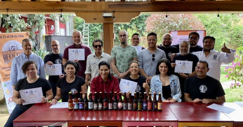 Entrega Cecilia Rodriguez certificaciones a empresarios del sector cervecero artesanal morelense 