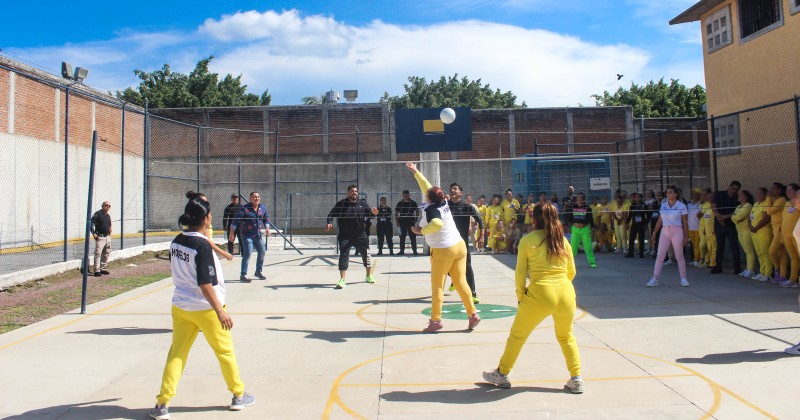 Activa Indem con zumba y voleibol a mujeres en Centro de Reinserción Social