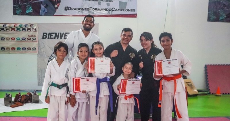 Karatecas morelenses ascienden de grado mediante examen deportivo en la Unidad Deportiva Miraval