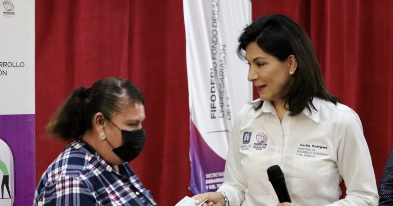 Continúa gobierno de Cuauhtémoc Blanco haciendo entrega de apoyos a comerciantes del Mercado de Cuautla