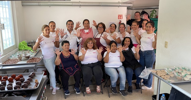 Visita titular de Sedeso a beneficiarios del programa Mujeres y Hombres de 10 en Xochitepec