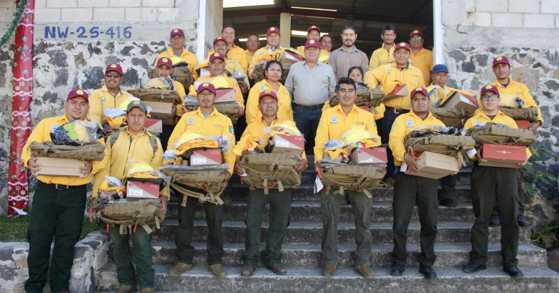 Entrega SDS equipo y uniformes a combatientes forestales del CEECA