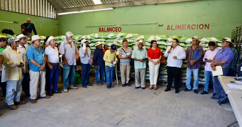 Entrega Sedagro insumos agrícolas a productores de Tetecala