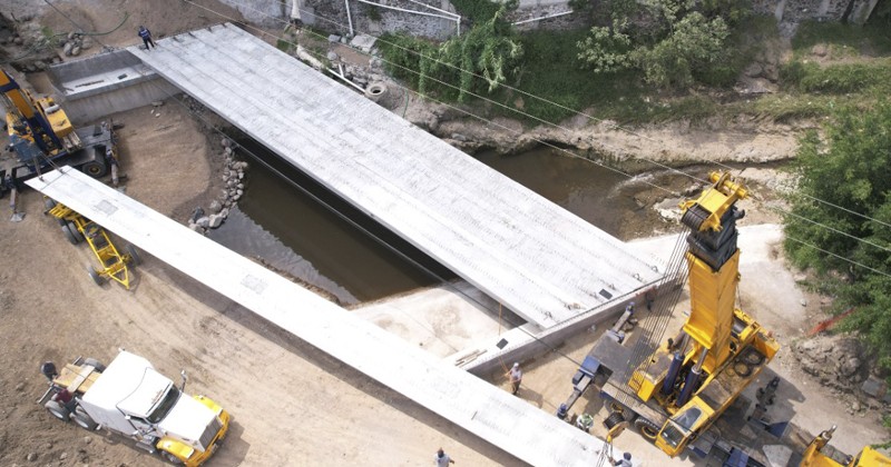 Continúa reconstrucción del puente vehicular “Los Sabinos” en el municipio de Cuautla