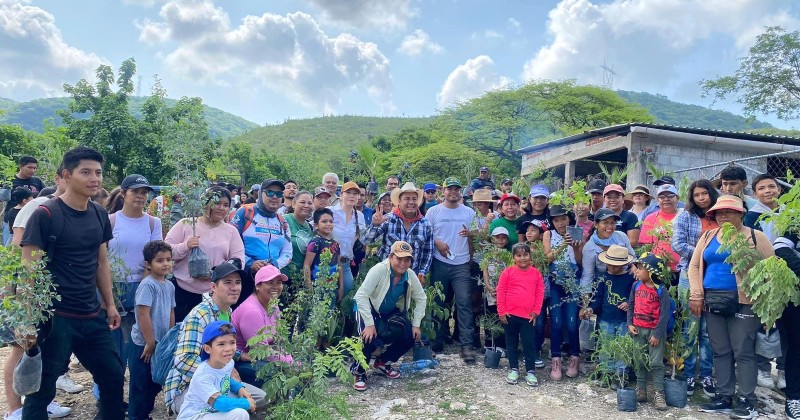 Dona SDS árboles para reforestación en Emiliano Zapata