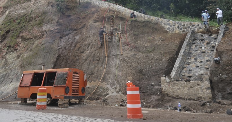 Continúa SOP trabajos de estabilización de talud en carretera Tetela del Volcán–Hueyapan
