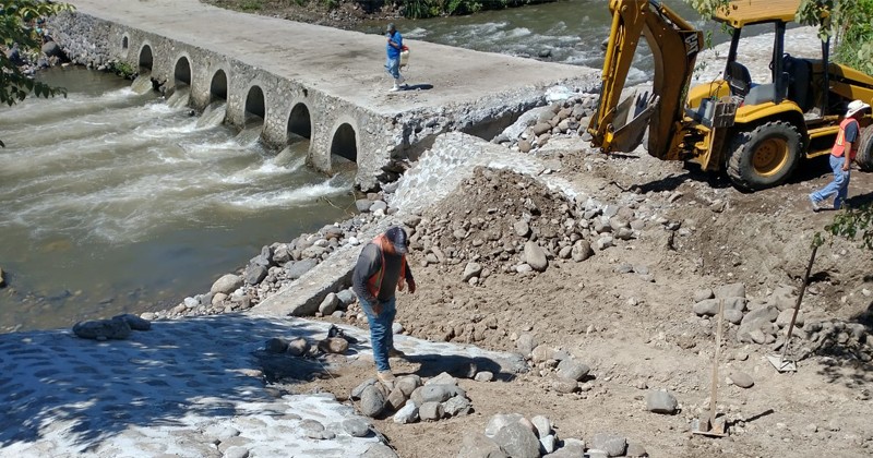 Avanza Gobierno del Estado en la rehabilitación del puente vado en Coatlán del Río