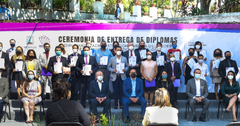 Entrega Cuauhtémoc Blanco certificados a trabajadores que concluyeron diplomado de administración pública 